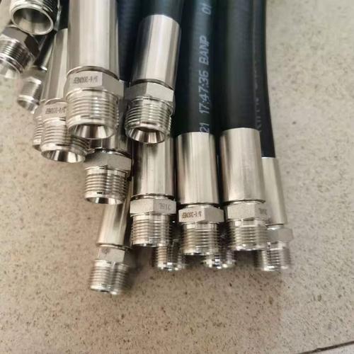 流體傳輸系統中的關鍵組件 DTR膜柱橡膠管、液壓膠管彎管總成、不銹鋼與膠管接頭詳解